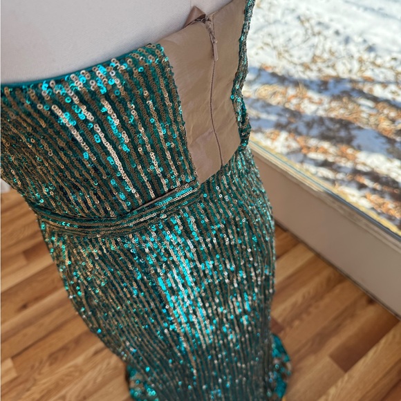 PROM dress worn once, excellent quality and condition, size 4 - Picture 3 of 4